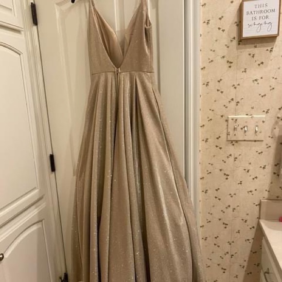 Prom dress-size 1 Gold glitter has pockets - Picture 2 of 3